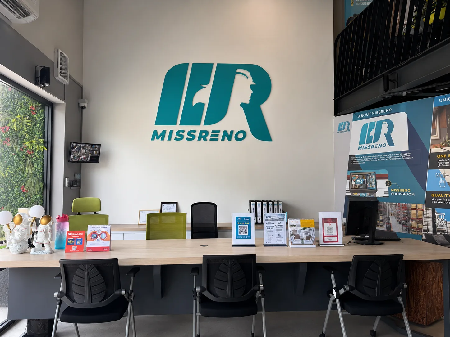 MissReno showroom interior — renovation material displays (1)